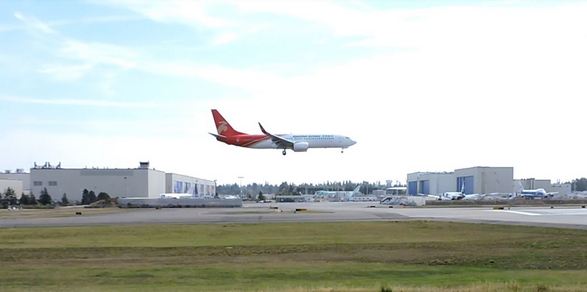 737 Landing at Boeing
              in Everret, WA